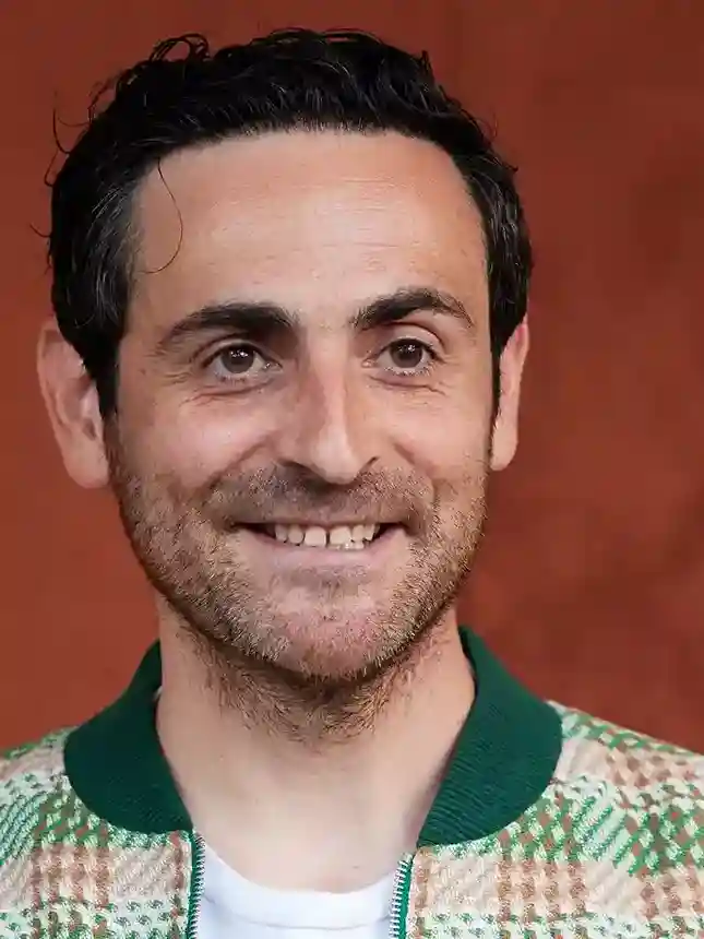 Camille Combal Taille, salaire, fortune et biographie