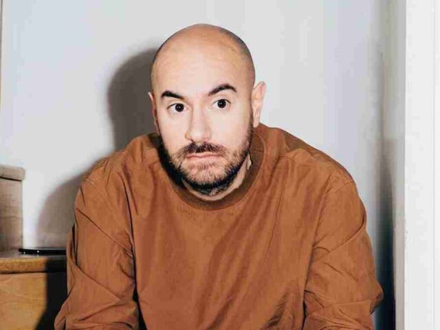 Biographie de Kyan Khojandi : Le Maître du Format Court et de l&rsquo;Humour Moderne
