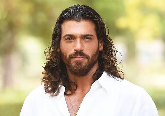 Can Yaman âge, taille, fortune, carrière, couple et biographie complète