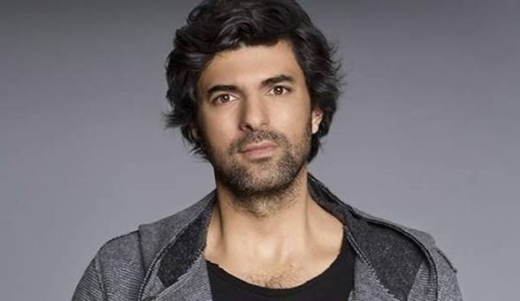 Engin Akyürek : âge, taille, fortune, carrière, couple et biographie complète