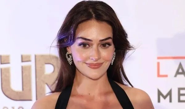 Esra Bilgiç : âge, taille, fortune, carrière, couple et biographie