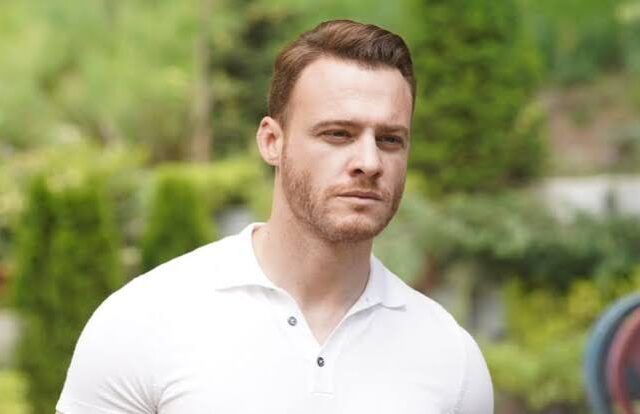 Kerem Bürsin : âge, taille, fortune, carrière, couple et biographie